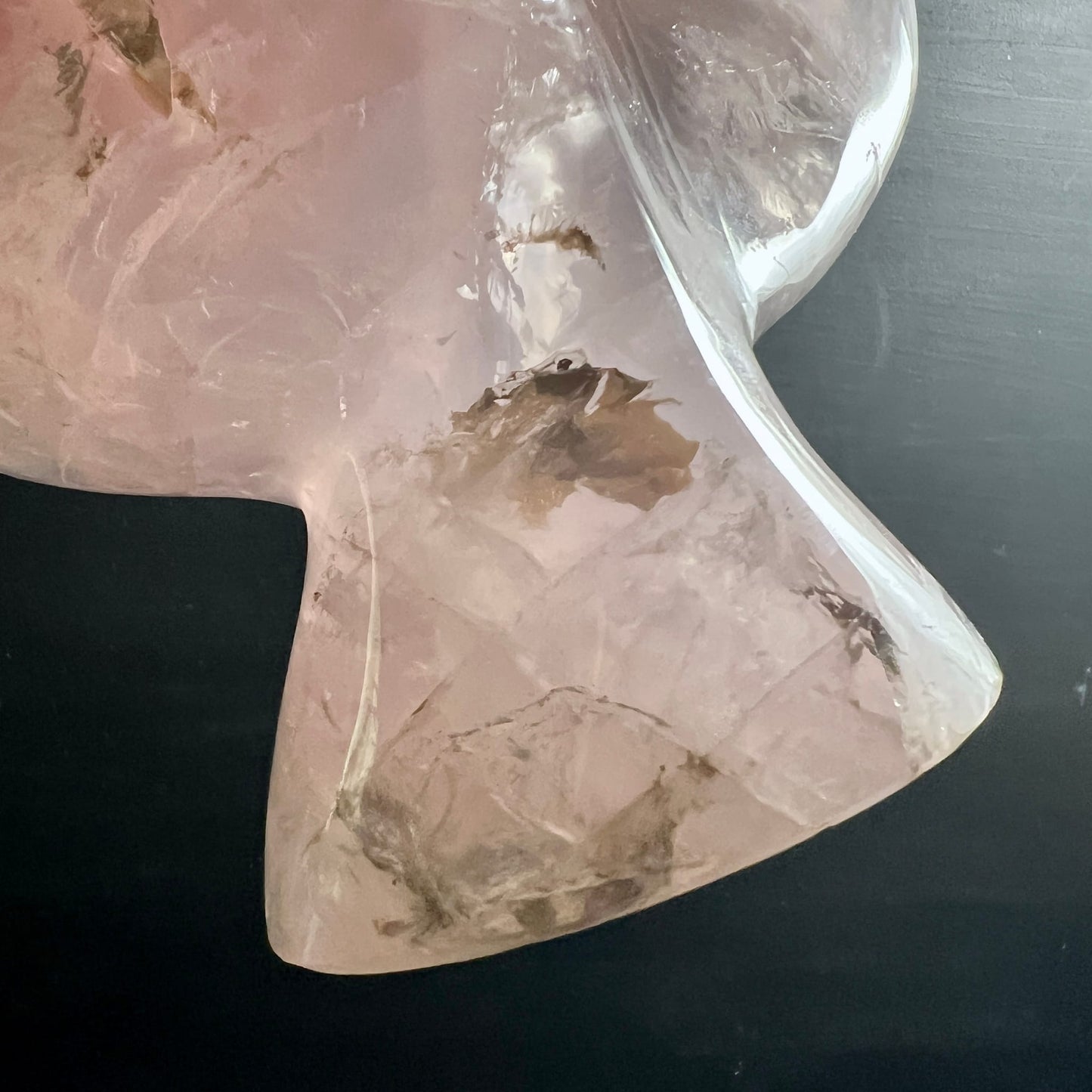 Rosenquarz Blatt | Sockel Nahaufnahme | braune Mineraleinschlüsse | poliert | Madagaskar | Happy Minerals