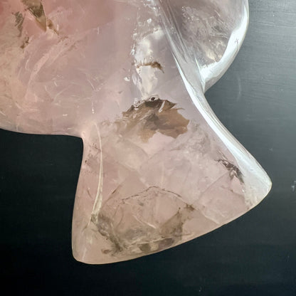Rosenquarz Blatt | Sockel Nahaufnahme | braune Mineraleinschlüsse | poliert | Madagaskar | Happy Minerals