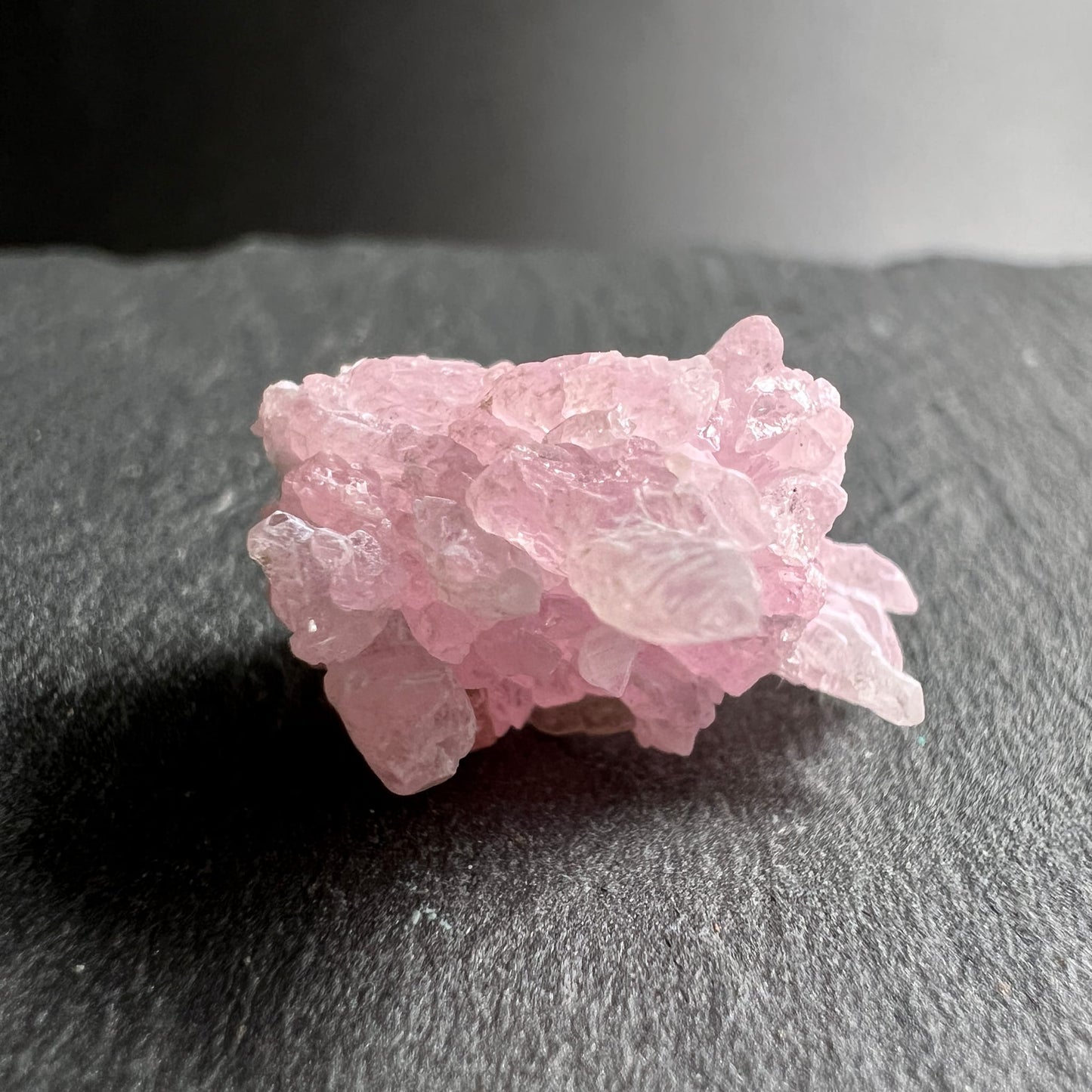 Rosenquarz Rohstein | kompakter Cluster | sanftes Rosa | samtige Oberfläche | Brasilien | Happy Minerals