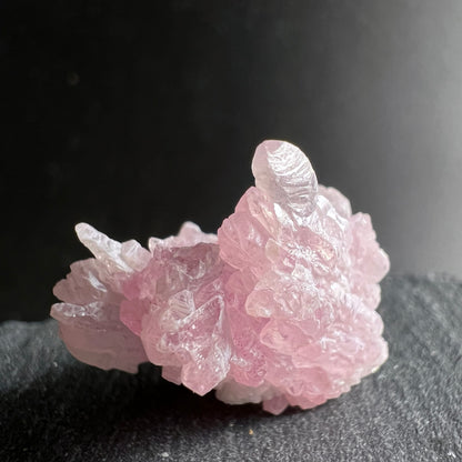Rosenquarz Rohstein | großer Einzelkristall | zartrosa Spitze | dichter Cluster | Brasilien | Happy Minerals