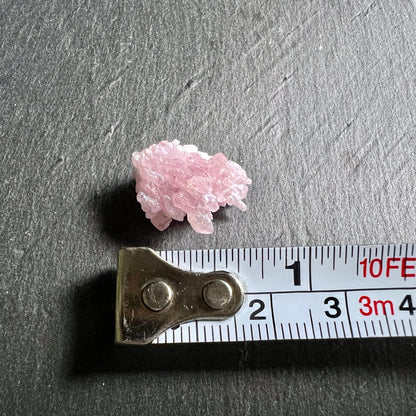Rosenquarz Rohstein | Maßband | zartrosa Kristallcluster | Brasilien | Unikat | Happy Minerals