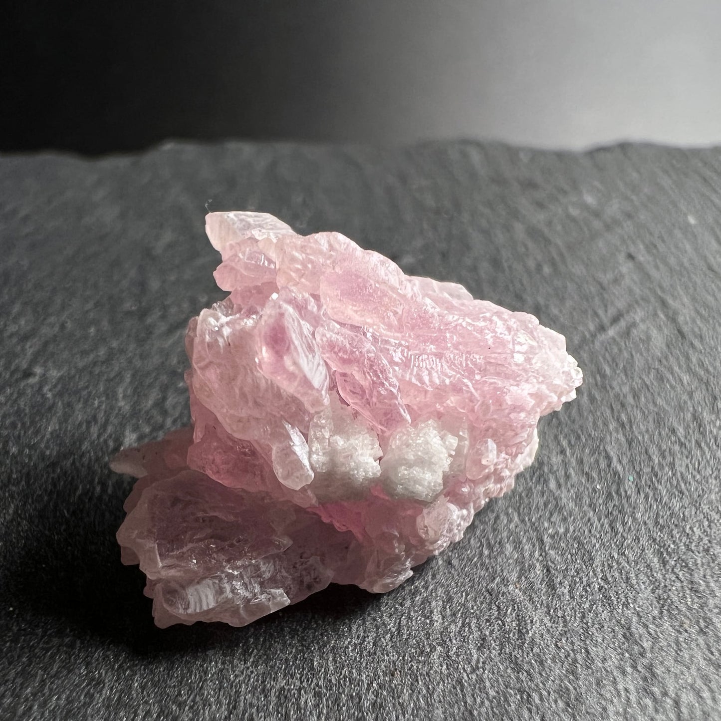 Rosenquarz Rohstein | Rückseite | weiße Mineralien | zarte Rosatöne | filigrane Struktur | Happy Minerals