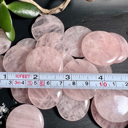 Rosenquarz Handsteine mit Maßstab