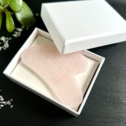Rosenquarz Gua Sha | zartes Rosa | weisse Geschenkbox | Kristallsalz | Happy Minerals