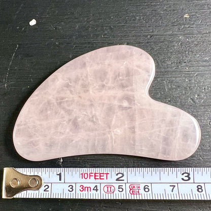 Rosenquarz Gua Sha | Groessenvergleich Massband | ca 8cm | zartes Rosa | Happy Minerals
