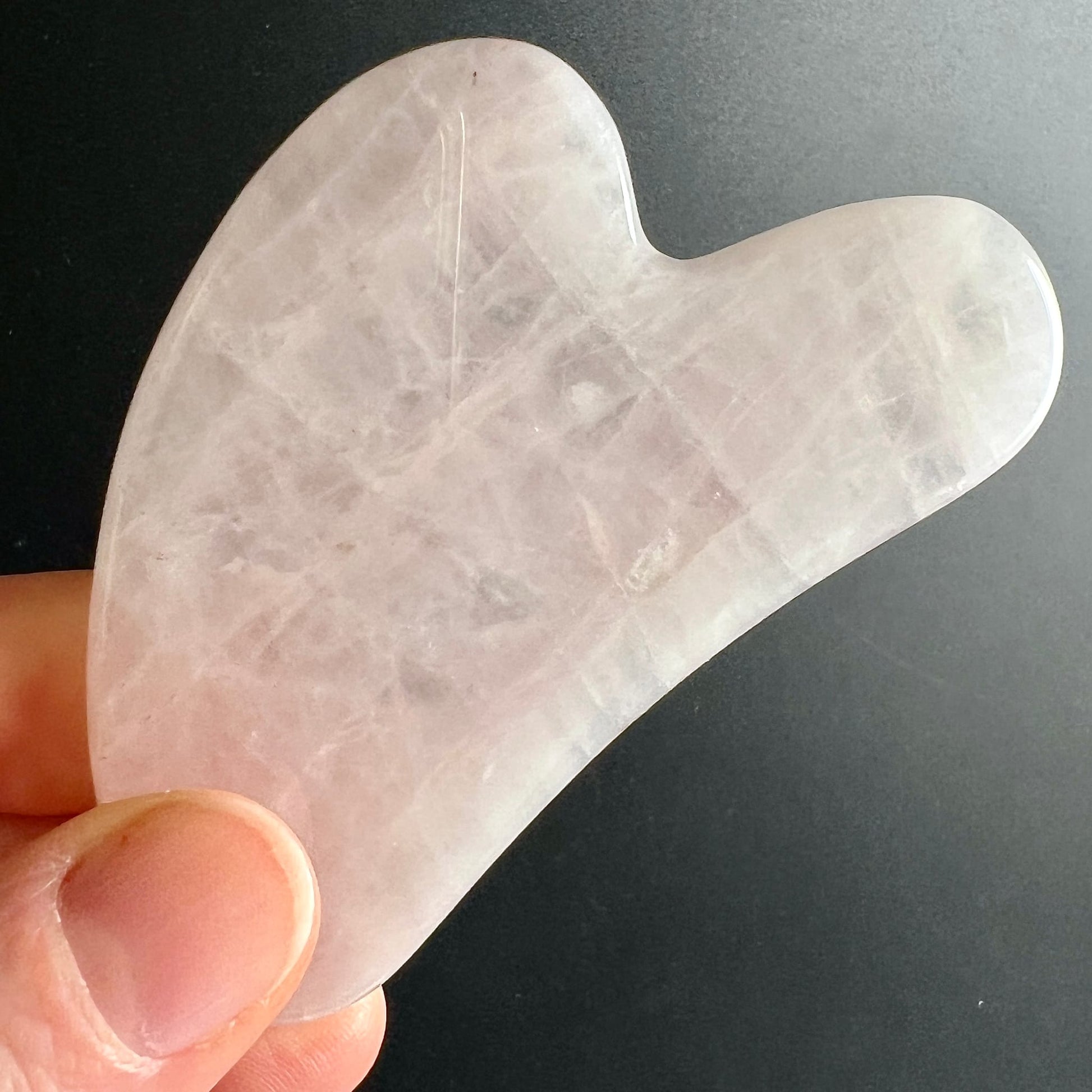 Rosenquarz Gua Sha | Herzform | Brasilien | Kristallmuster | Hand haelt Stein | Happy Minerals