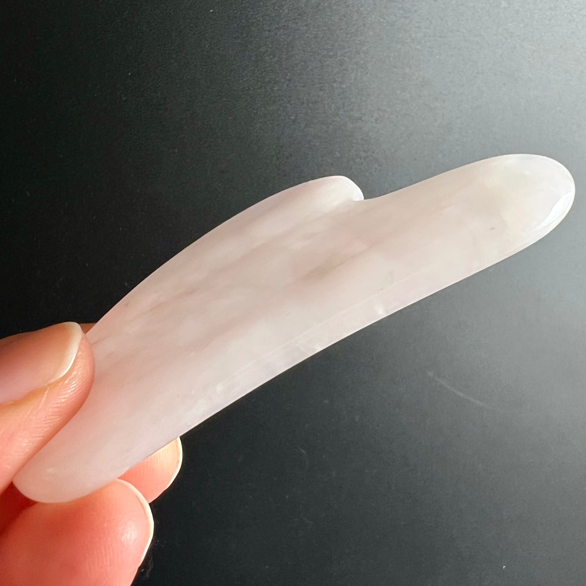 Rosenquarz Gua Sha | Seitenansicht | geschwungene Kante | zartrosé | poliert | Happy Minerals