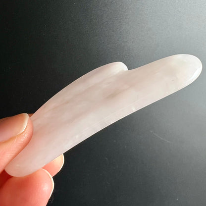 Rosenquarz Gua Sha | Seitenansicht | geschwungene Kante | zartrosé | poliert | Happy Minerals