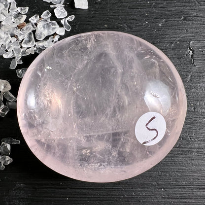 Rosenquarz Handschmeichler Madagaskar | Variante 6 | klarer Kristall | sichtbare Einschlüsse | Happy Minerals