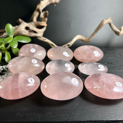 Rosenquarz Handschmeichler Madagaskar | 9 Varianten | zartrosa Kristalle | Seitenansicht | Happy Minerals