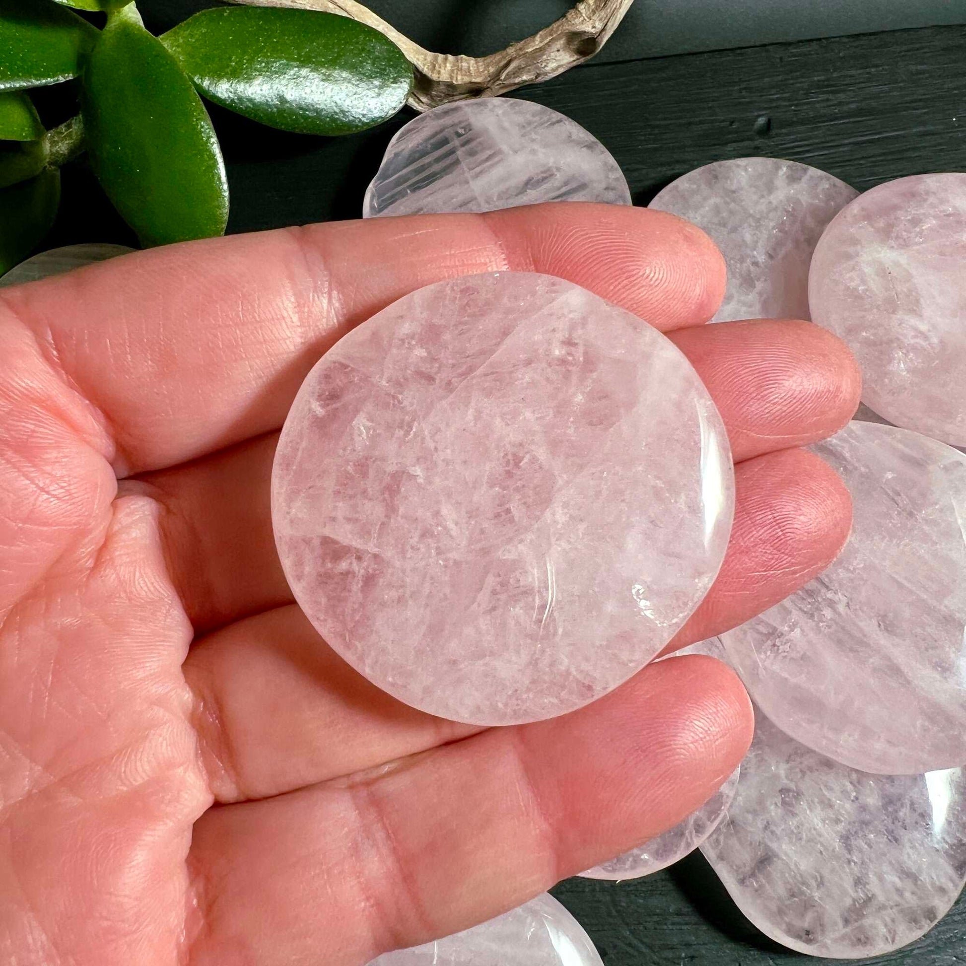 Rosenquarz Handstein in der Hand