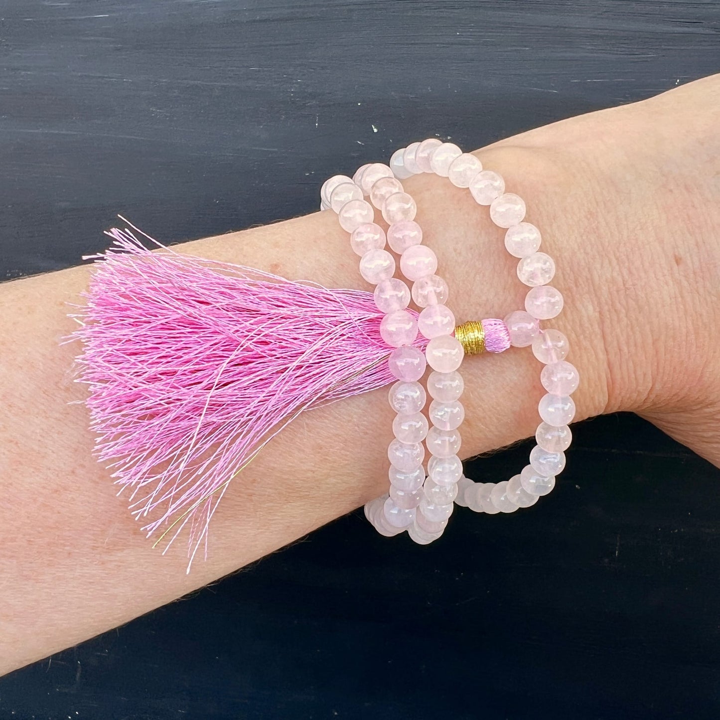 Rosenquarz Mala 108 Perlen | am Handgelenk getragen | pink Quaste | zartrosa | Indien | Happy Minerals