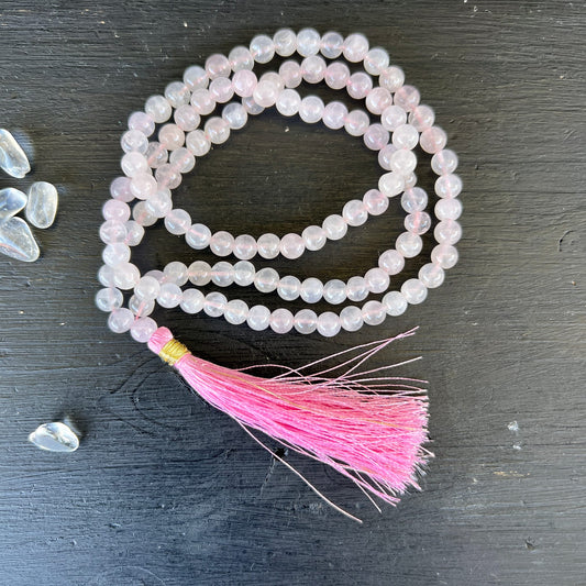 Rosenquarz Mala 108 Perlen | zartrosa Kugeln | pink Quaste | aufgerollt | Indien | Happy Minerals