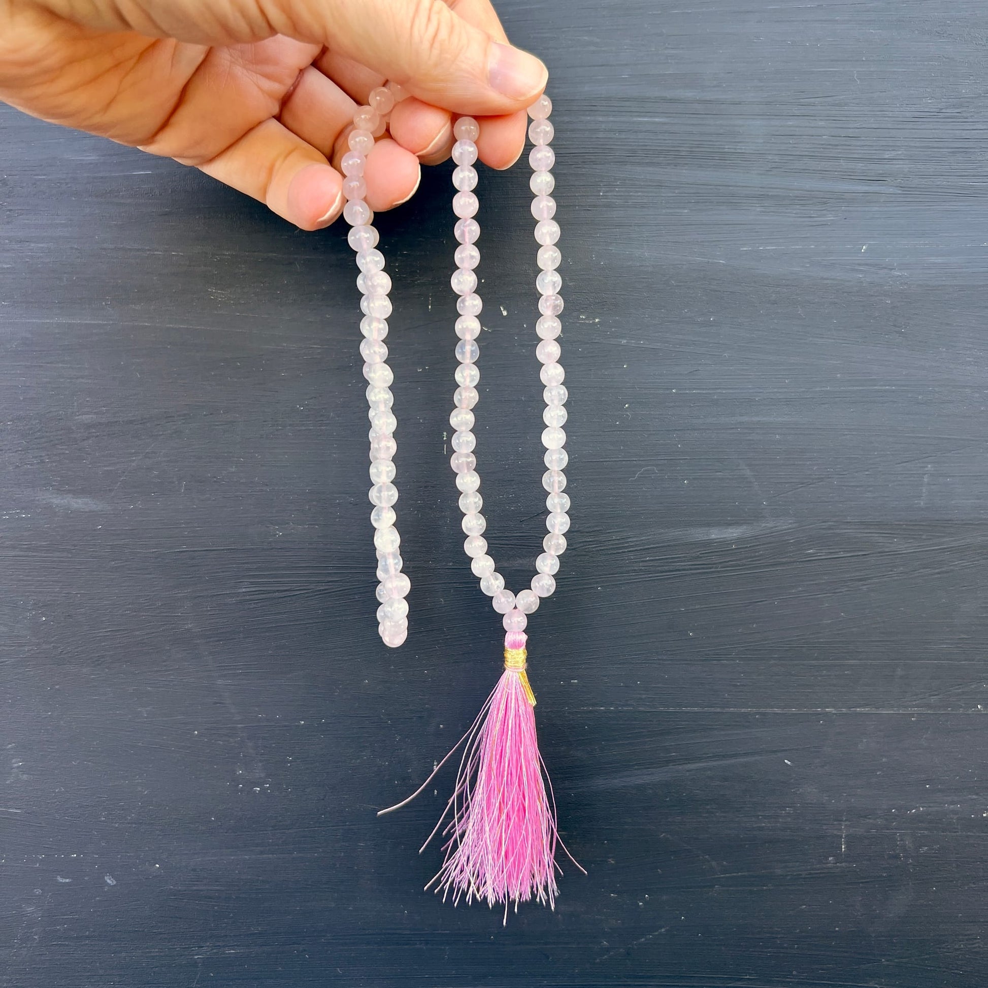 Rosenquarz Mala 108 Perlen | in der Hand gehalten | hängend | pink Quaste | Indien | Happy Minerals