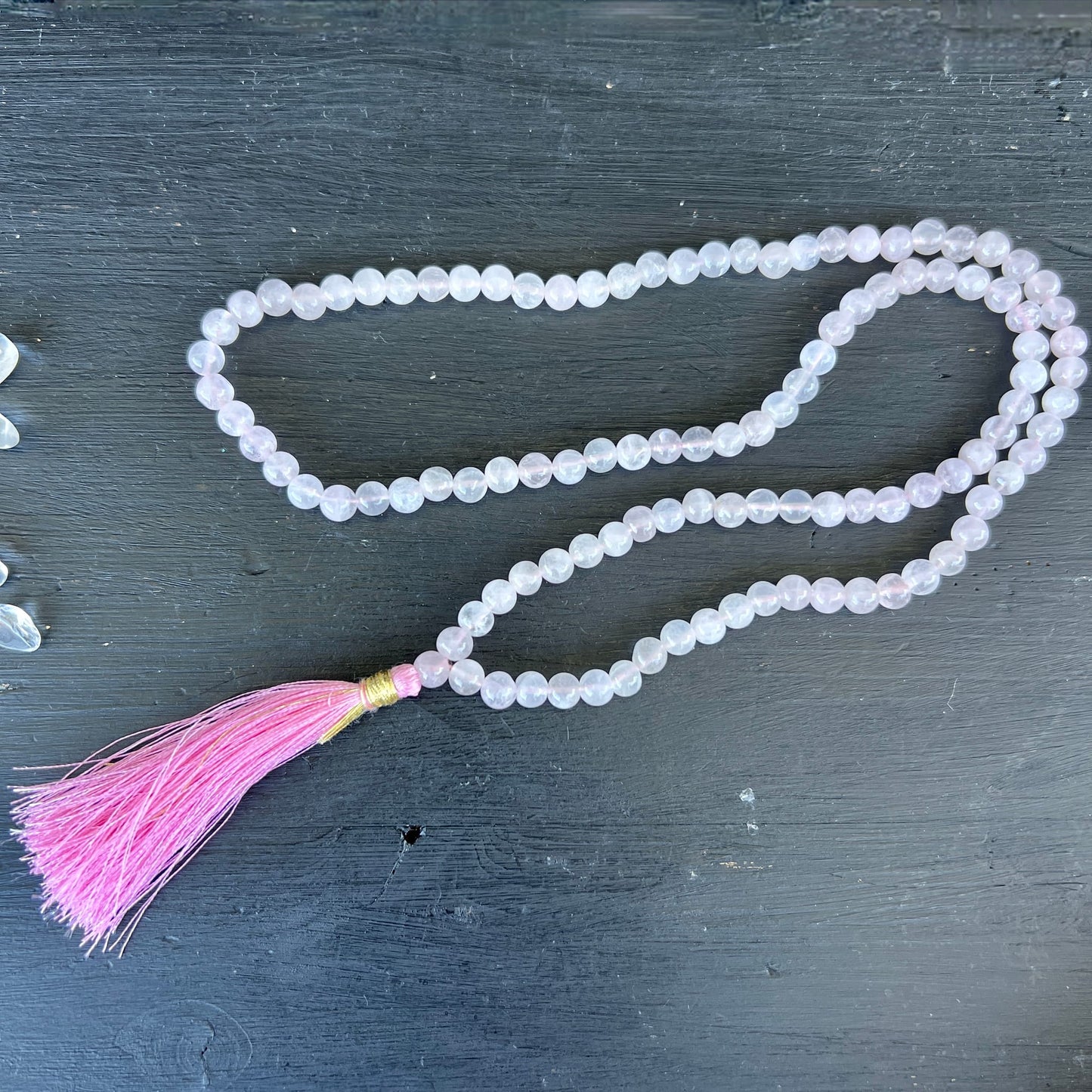 Rosenquarz Mala 108 Perlen | flach liegend | zartrosa Kugeln | pink Quaste | Indien | Happy Minerals