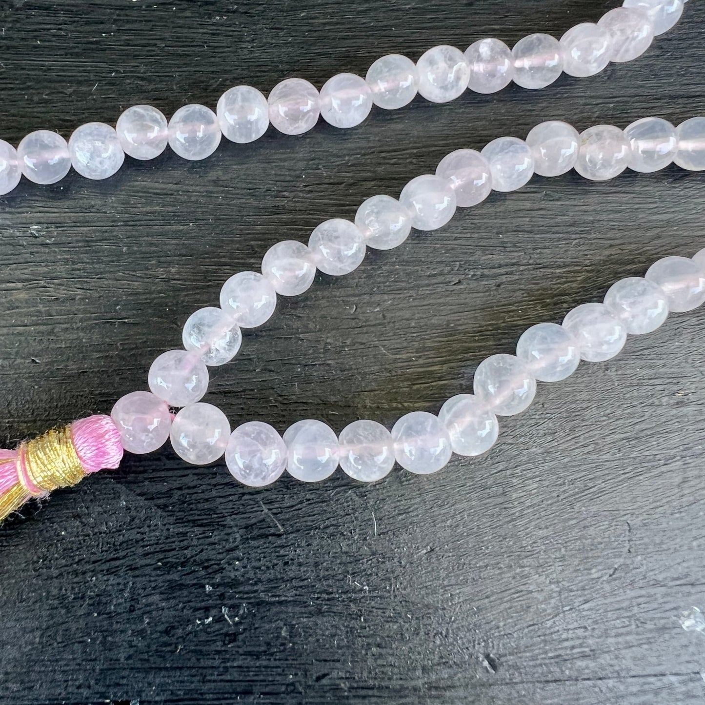 Rosenquarz Mala 108 Perlen | Nahaufnahme Perlen | Quastenknoten | milchig rosa | Indien | Happy Minerals