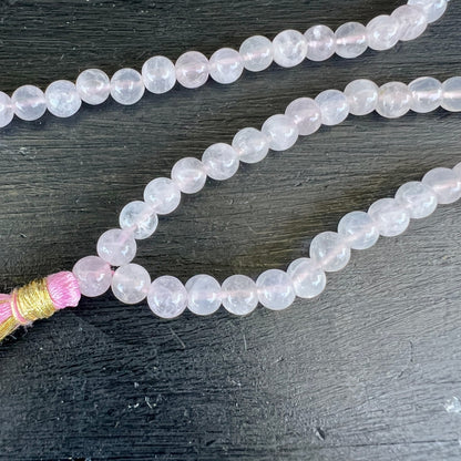 Rosenquarz Mala 108 Perlen | Nahaufnahme Perlen | Quastenknoten | milchig rosa | Indien | Happy Minerals