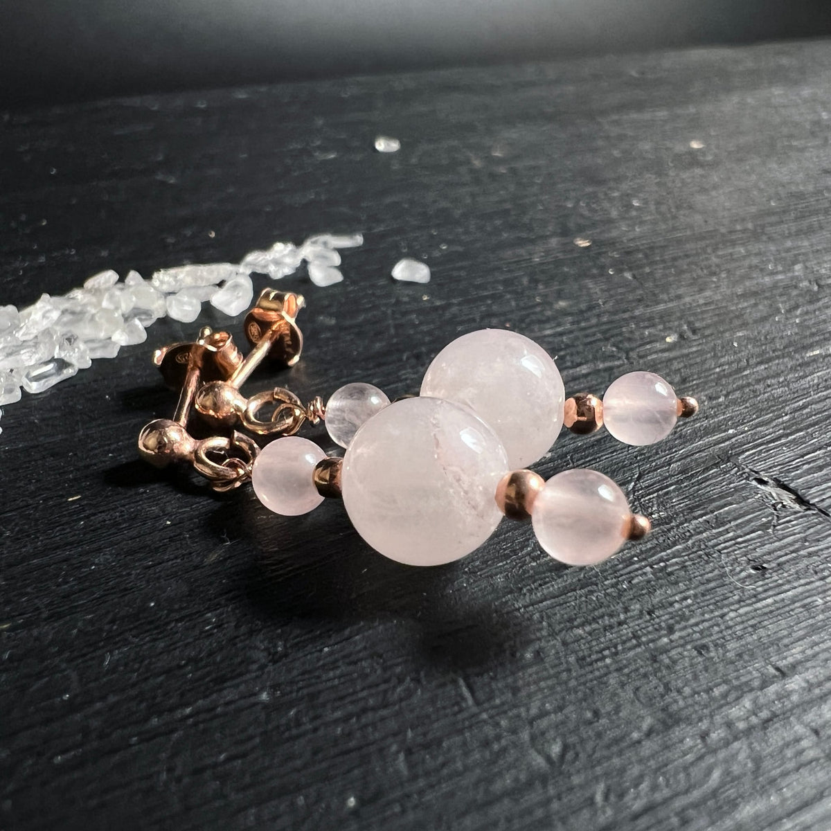 Rosenquarz | Ohrringe | Bergkristall-Splitter | rosévergoldetes Silber | schimmernd | Happy Minerals