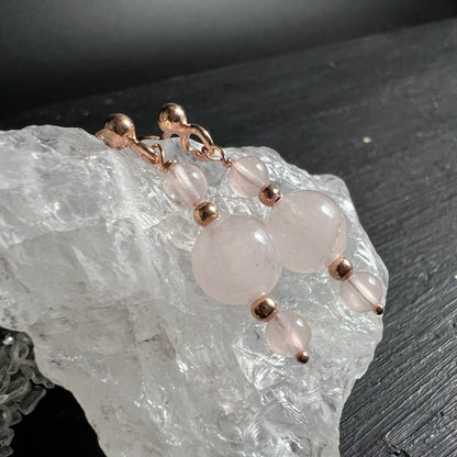 Rosenquarz | Ohrstecker | Bergkristall Nahaufnahme | rosé Facetten | edel | Happy Minerals