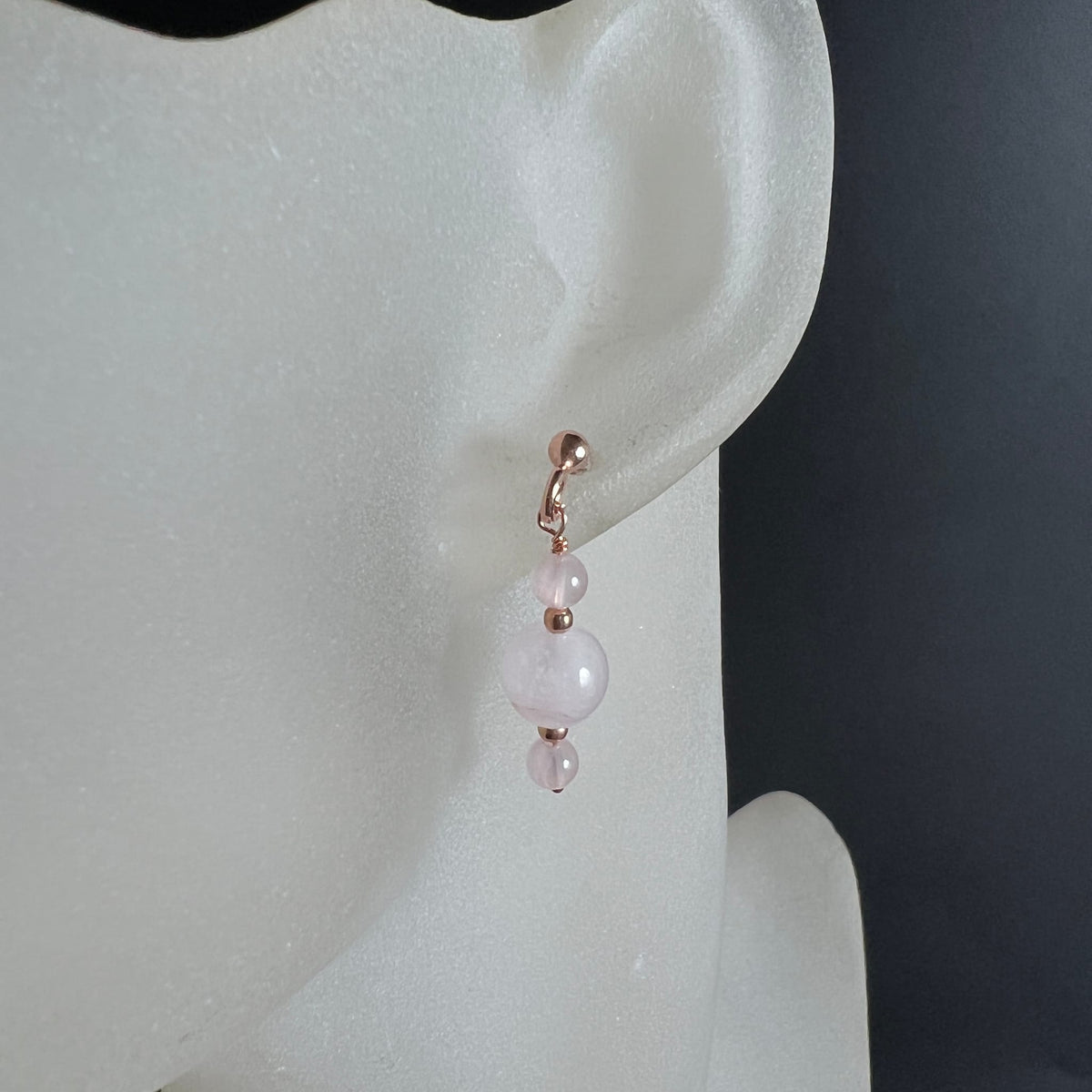 Rosenquarz | Ohrstecker | am Ohrmodell | seitliche Ansicht | rosé Gold | Happy Minerals