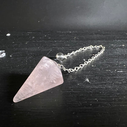 Rosenquarz-Pendel | rosa | facettiert | Silberkette | Bergkristall-Perle | Happy Minerals | Nahaufnahme