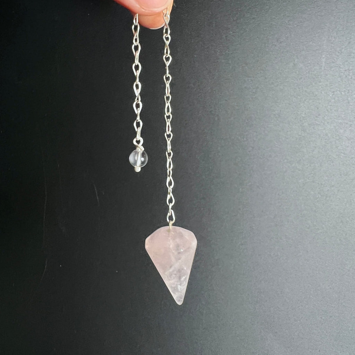 Rosenquarz-Pendel | hängend | Silberkette | transparent | zarte Maserung | Happy Minerals | Detailansicht