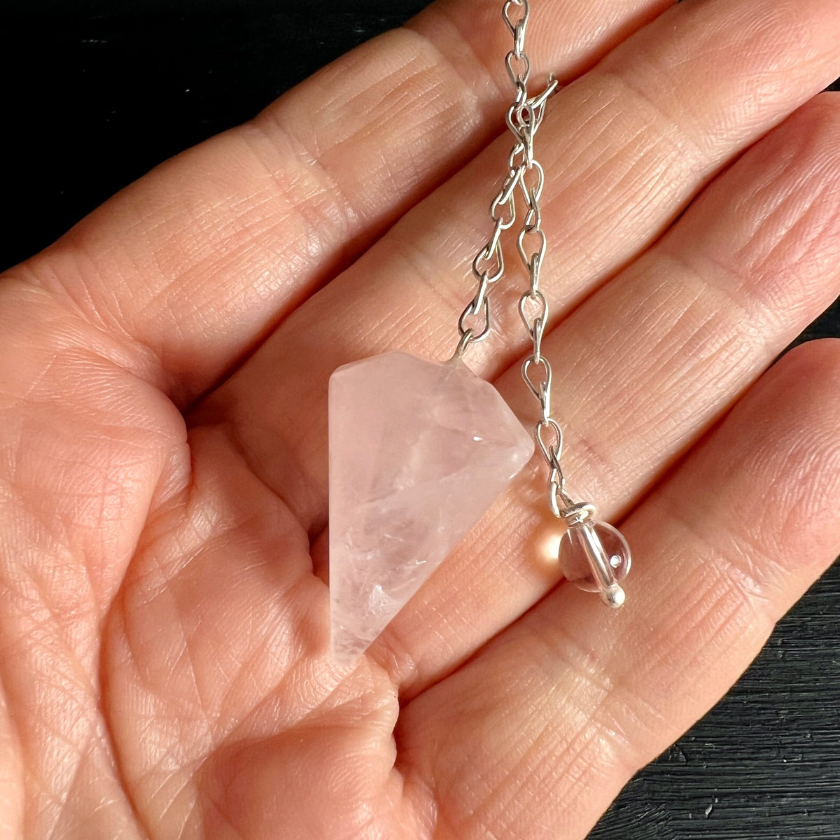 Rosenquarz-Pendel | in Hand gehalten | sanftes Rosa | Silberkette | Happy Minerals | Größenvergleich | Madagaskar