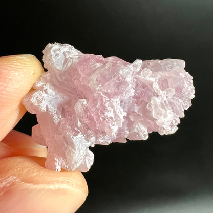 Kristalliner Rosenquarz Rohstein blassrosa mit glasigen Kristallspitzen und zackiger Struktur | Happy Minerals