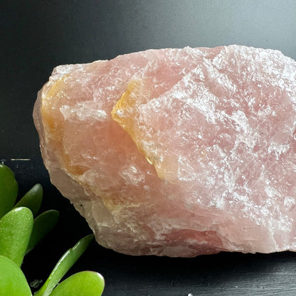 Rosenquarz Rohstein Detail | gelbe Adern | rosa Kristalloberfläche | natürliche Textur | Brasilien | Happy Minerals