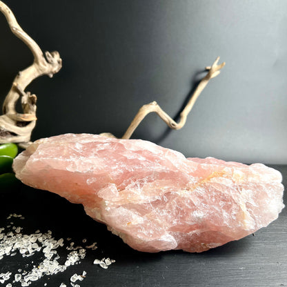 Rosenquarz Rohstein flach | dekorative Szene | Holzdeko | grüne Sukkulente | natürlich rosa | Happy Minerals