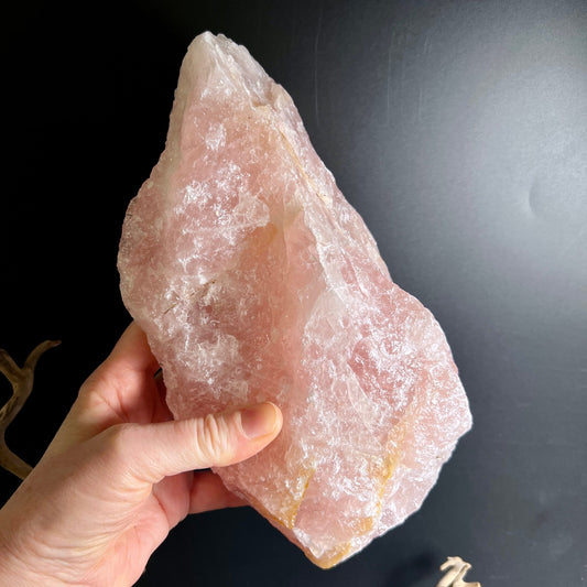 Rosenquarz Rohstein | Hand hält zarten rosa Kristall | natürliche Struktur | Brasilien | Happy Minerals