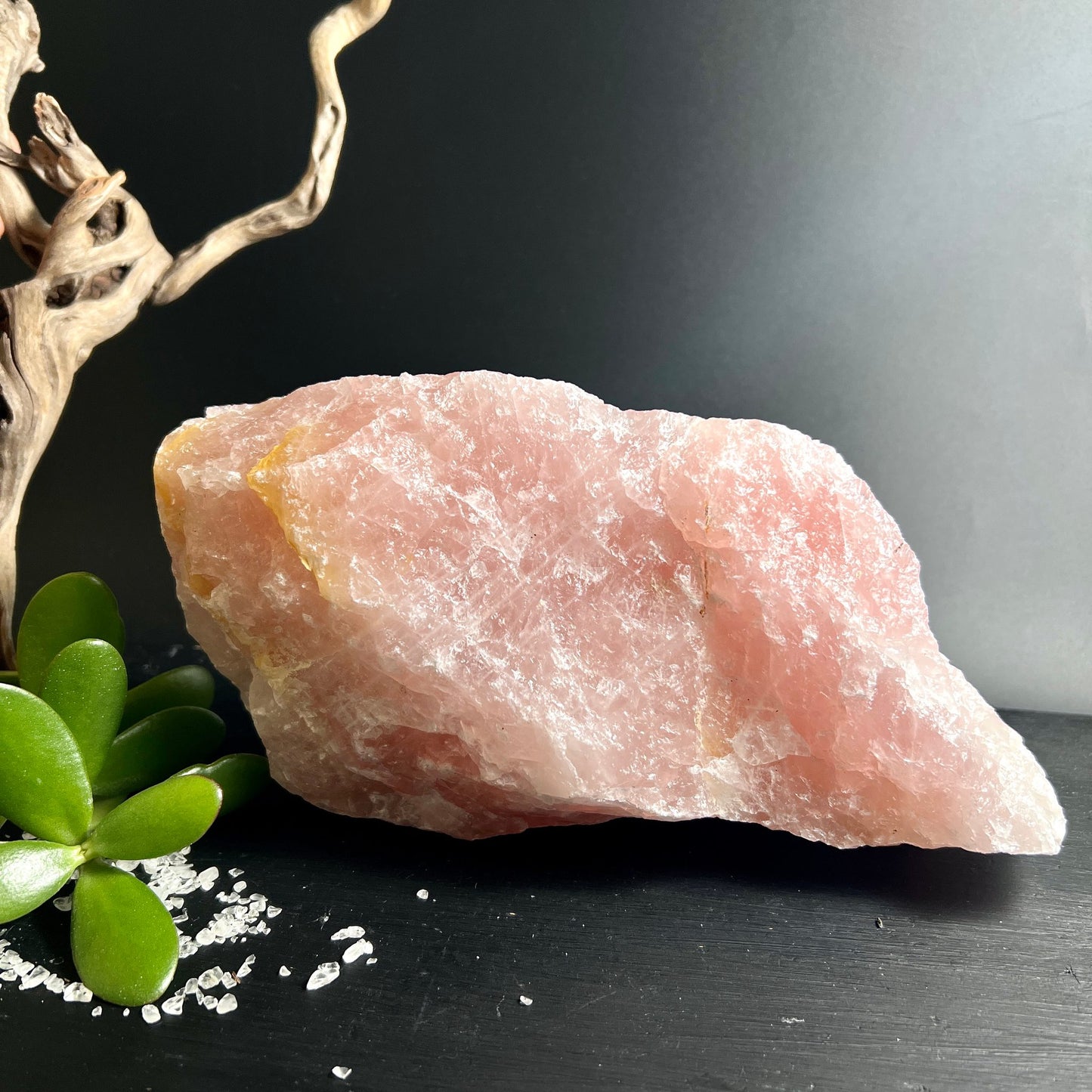 Rosenquarz Rohstein Nahaufnahme | gelbe Einschlüsse | rosa Kristallstruktur | Brasilien | Happy Minerals