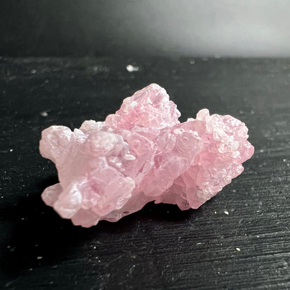 Roher Rosenquarz Kristallcluster, zartrosa mit glasigem Glanz und zackiger Kristallstruktur | Happy Minerals