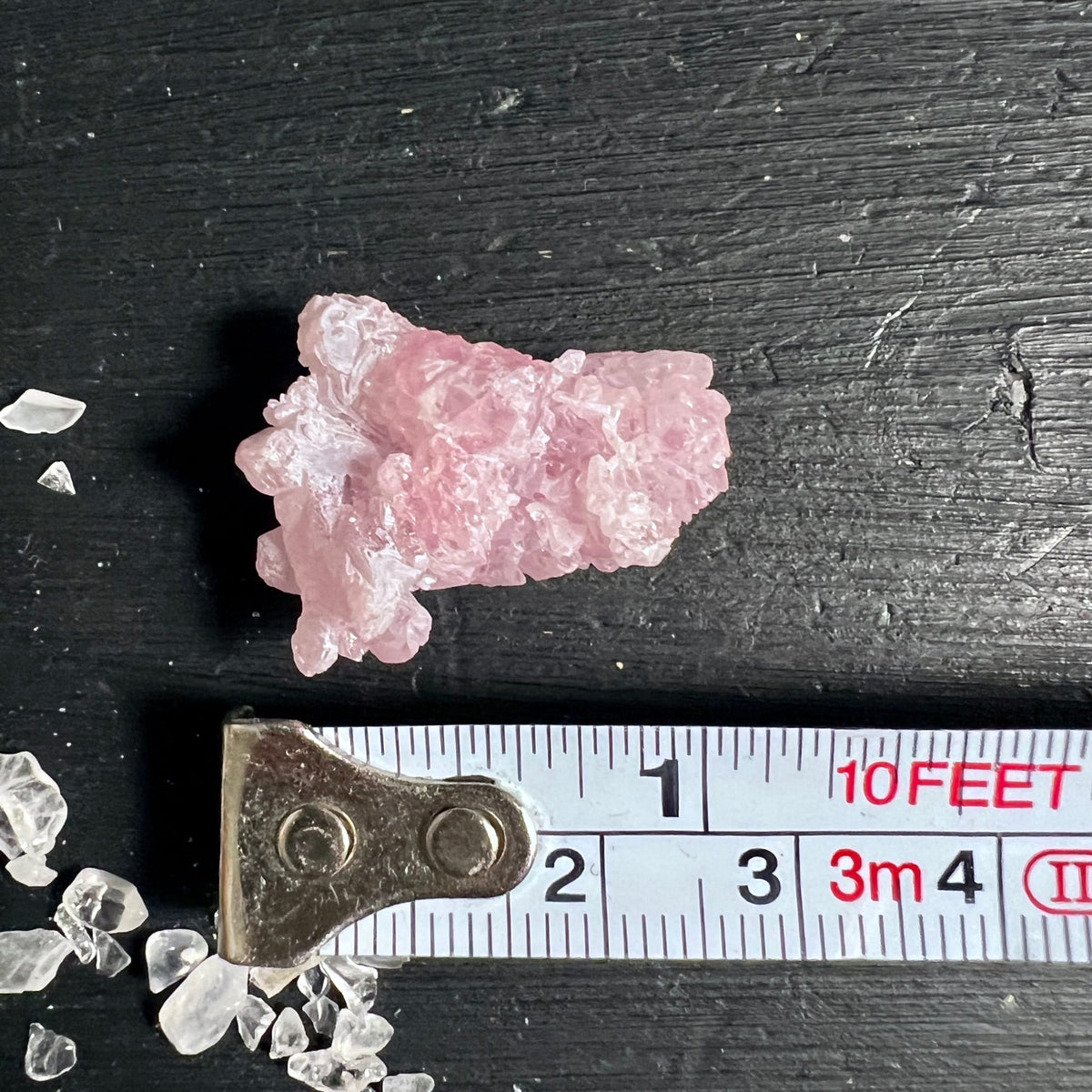 Rosenquarz Rohstein mit kristalliner Drusenstruktur, zartrosa bis weiss, glasiger Glanz, unregelmaessige Form | Happy Minerals