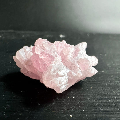 Rosenquarz Rohstein zart rosa mit kristalliner Bruchflaeche und glasigem Glanz, unregelmaessige Form | Happy Minerals