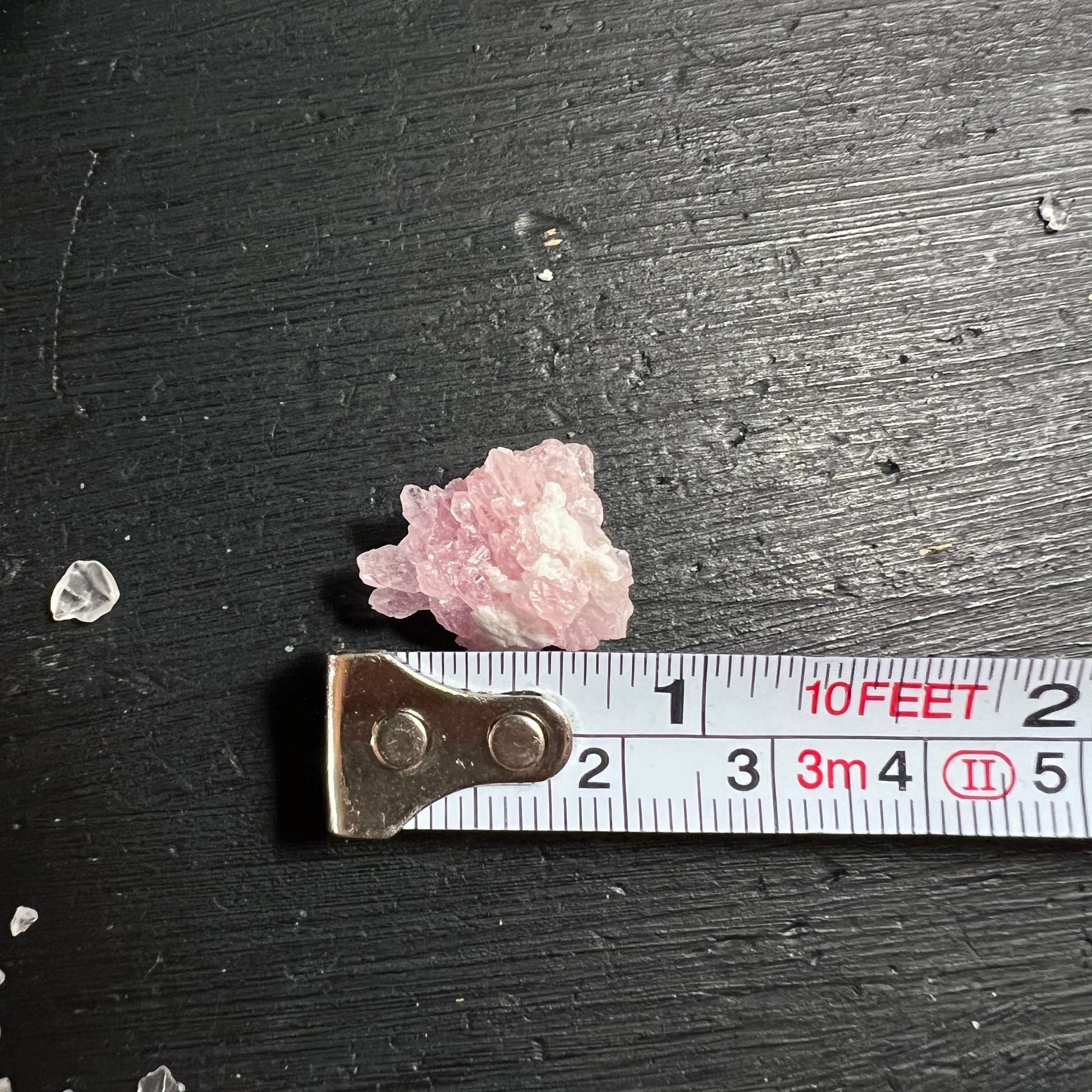 Kristalliner Rosenquarz Rohstein, zartrosa mit weissen Einschluessen, kleinkristalline Struktur, 17mm | Happy Minerals