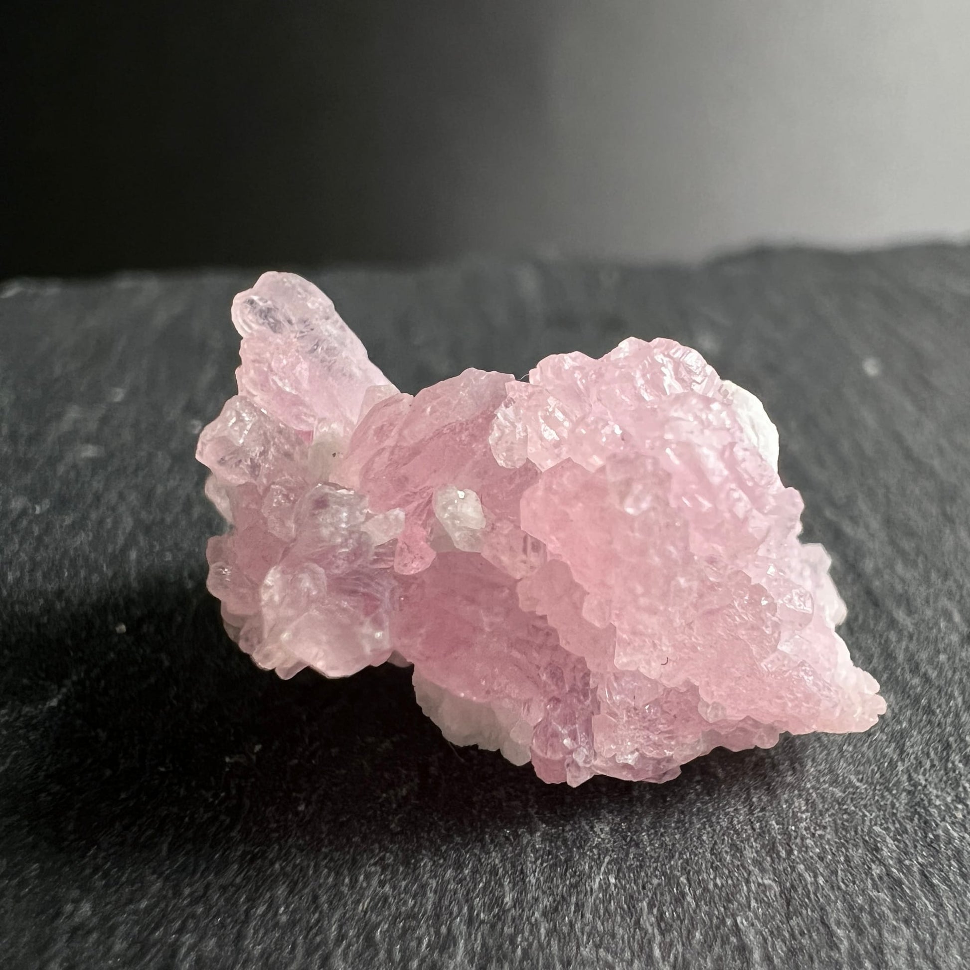 Kristalliner Rosenquarz Rohstein, zartrosa mit glitzernden Kristallspitzen, drusenartige Cluster-Form | Happy Minerals