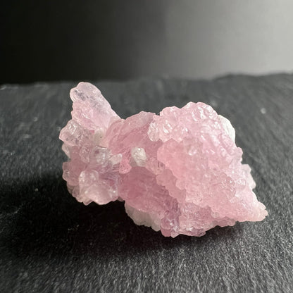 Kristalliner Rosenquarz Rohstein, zartrosa mit glitzernden Kristallspitzen, drusenartige Cluster-Form | Happy Minerals