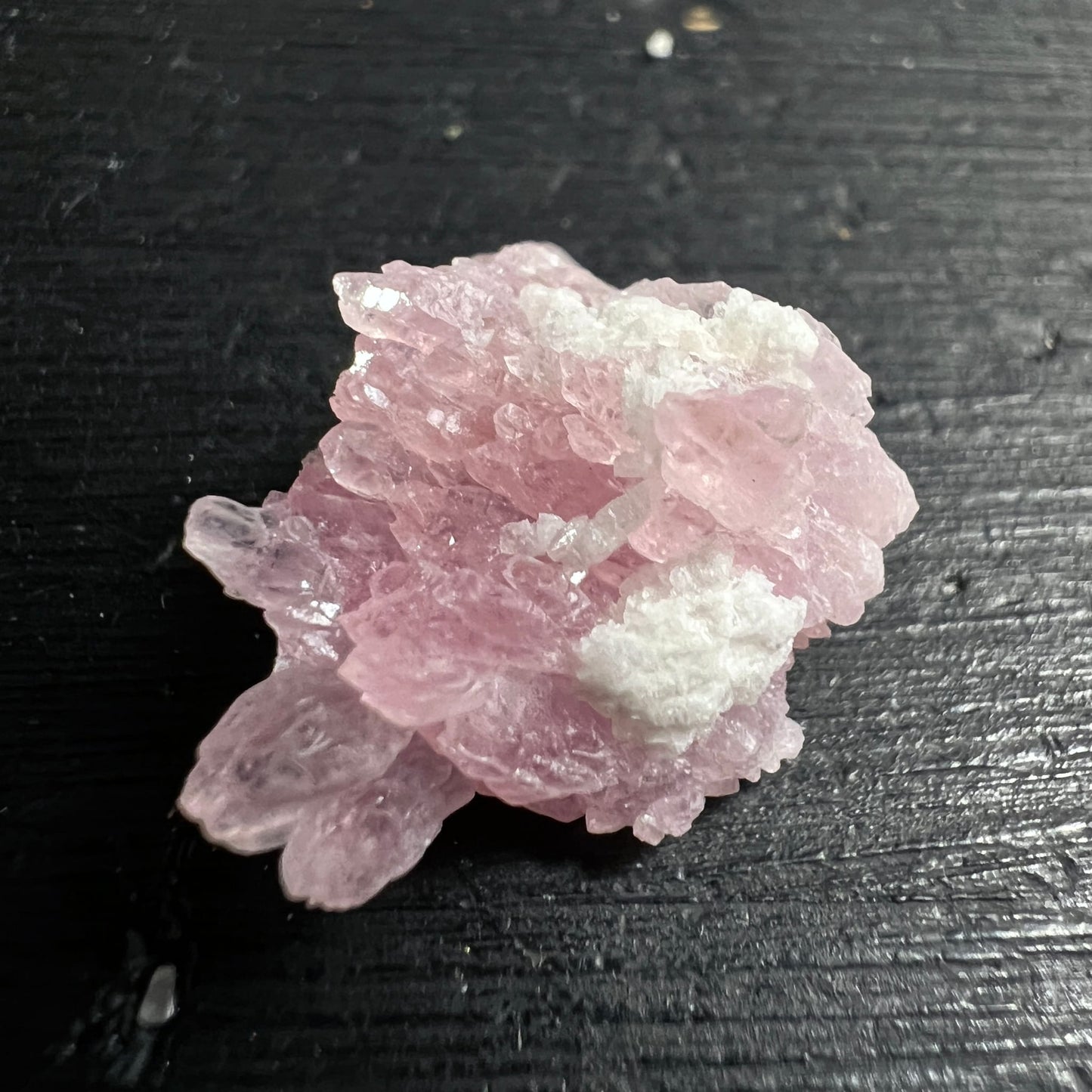Kristalliner Rosenquarz Rohstein, zartrosa mit weissen Einschlüssen, spitze Kristallcluster, 17mm | Happy Minerals