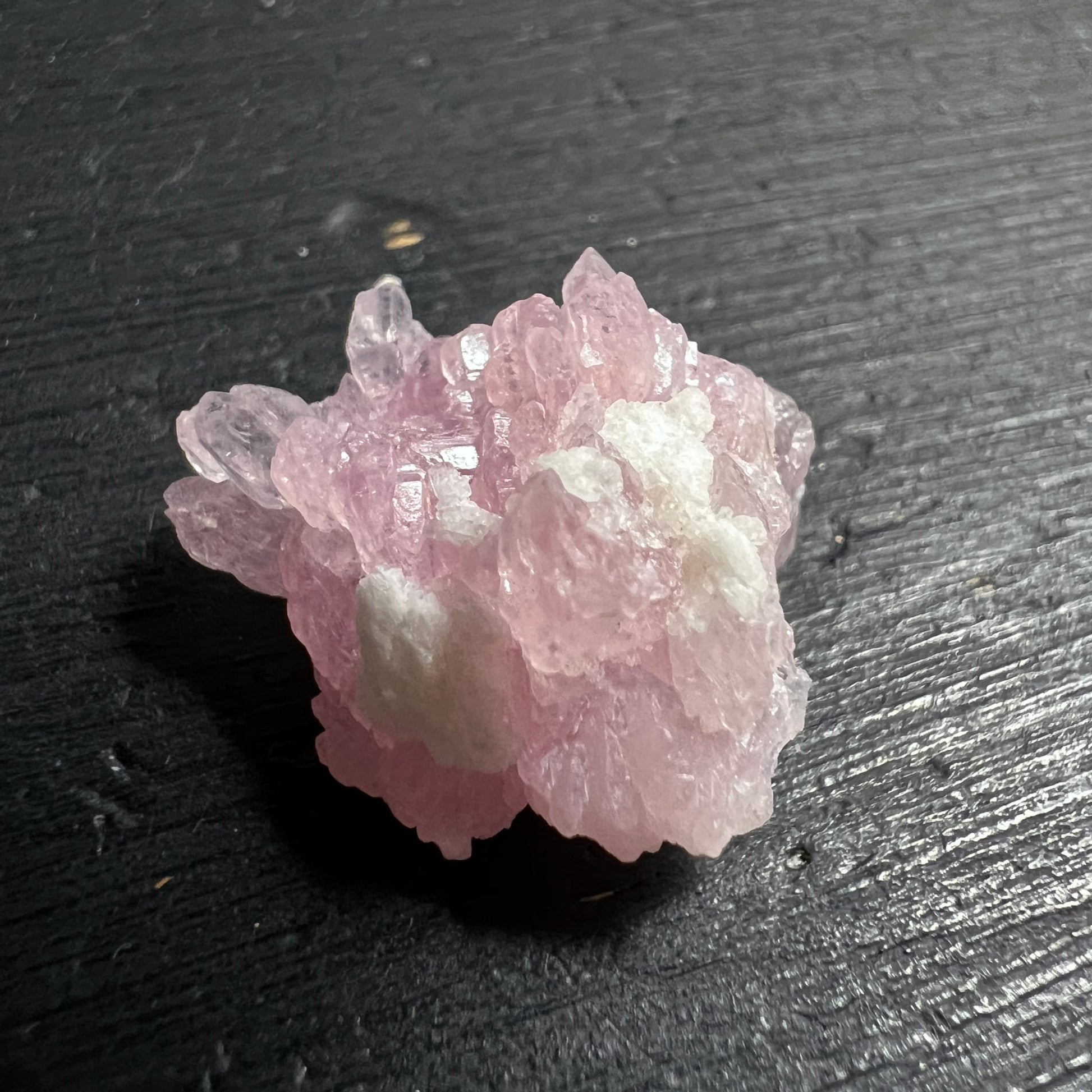 Kristalliner Rosenquarz Rohstein, zartrosa Kristallspitzen-Cluster mit weissen Albit-Einschlüssen, 17mm | Happy Minerals