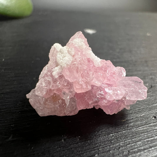 Kristalliner Rosenquarz Rohstein, zartrosa mit weissen Einschlüssen, glänzende facettierte Kristallgruppe | Happy Minerals