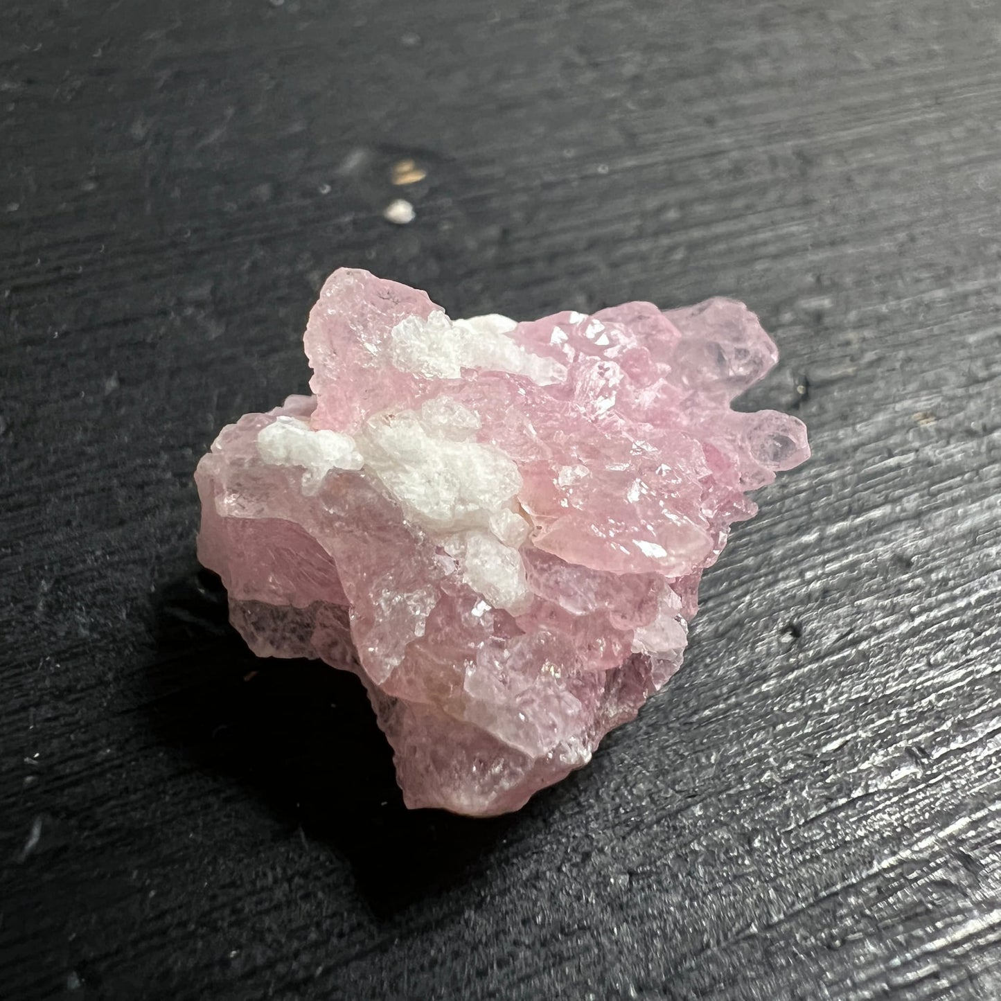 Kristalliner Rosenquarz Rohstein, zartrosa mit weissem Mineraleinschluss im Zentrum, vielspitzige Kristallgruppe | Happy Minerals