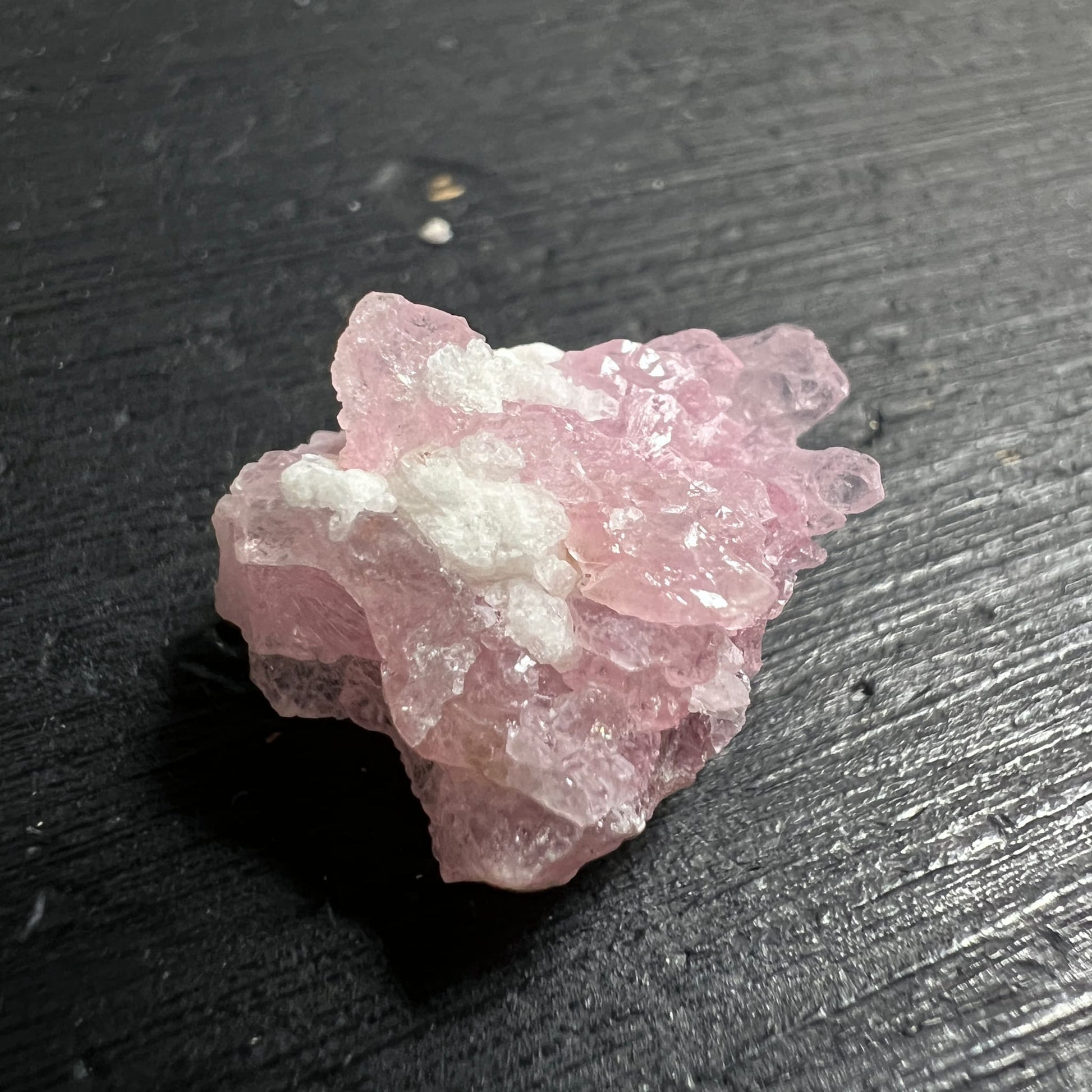 Kristalliner Rosenquarz Rohstein, zartrosa mit weissem Mineraleinschluss im Zentrum, vielspitzige Kristallgruppe | Happy Minerals