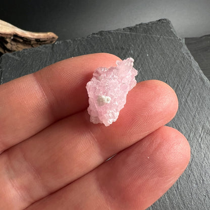 Kristalliner Rosenquarz Rohstein in zartem Pink mit weissem Muscovit-Einschluss, raue Kristallstruktur, 19mm | Happy Minerals