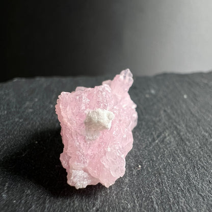 Kristalliner Rosenquarz Rohstein in zartem Rosa mit weißem Muscovit-Einschluss, schuppige Kristallstruktur | Happy Minerals