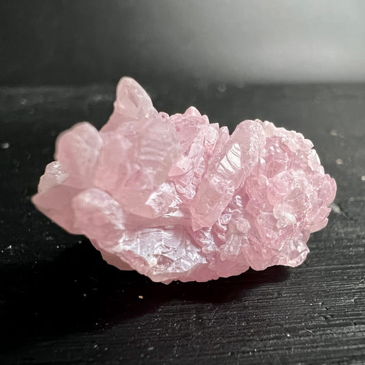 Kristalliner Rosenquarz Rohstein mit zartrosa Kristallspitzen und glasigem Glanz, roh gewachsen | Happy Minerals