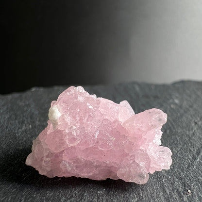 Kristalliner Rosenquarz Rohstein in zartem Rosa mit weißem Muscovit-Einschluss, drusenartige Kristallspitzen | Happy Minerals