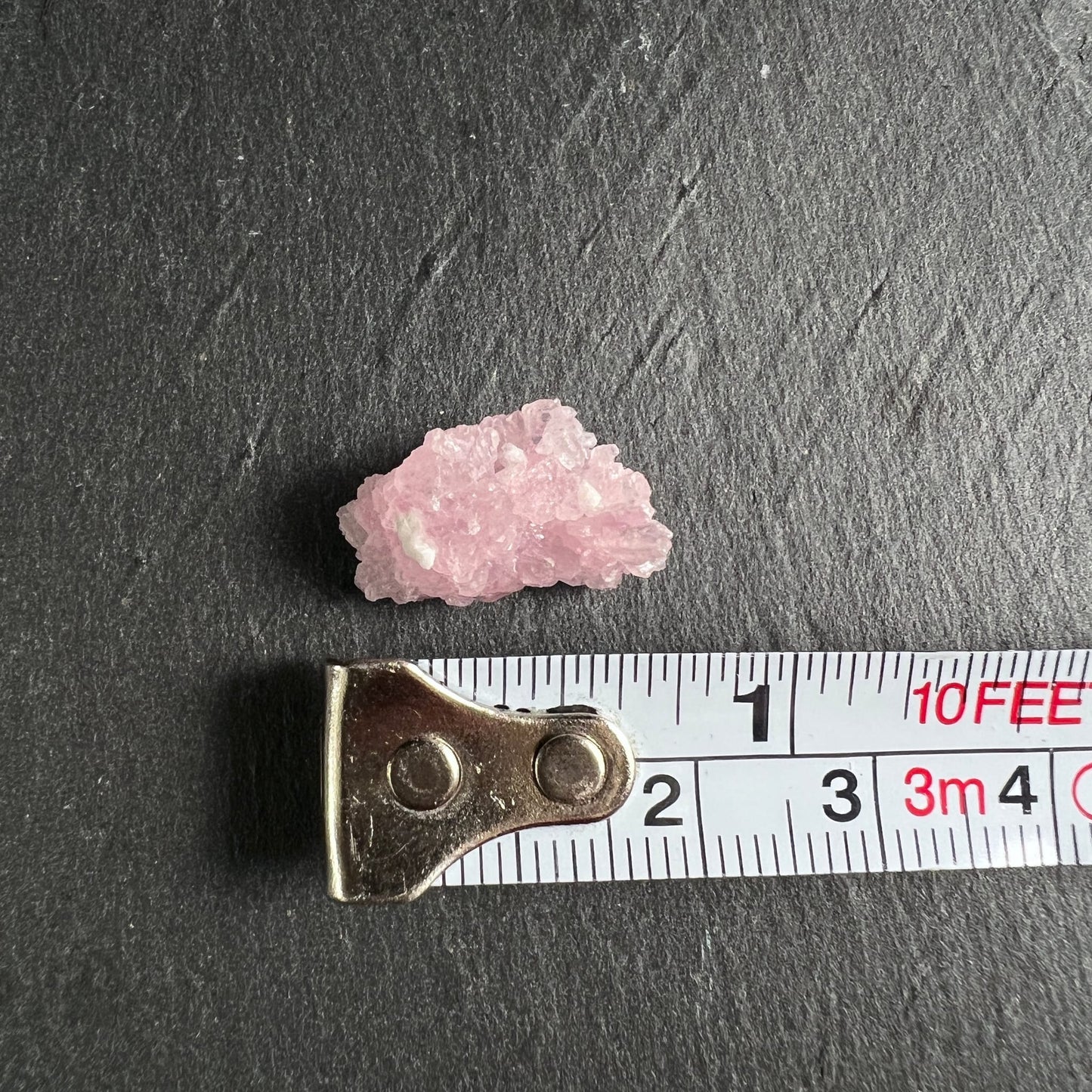Rosenquarz Rohstein zartrosa mit weissen Muscovit-Einschlüssen, kristalline Oberfläche, ca. 19mm | Happy Minerals