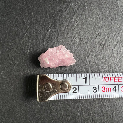 Rosenquarz Rohstein zartrosa mit weissen Muscovit-Einschlüssen, kristalline Oberfläche, ca. 19mm | Happy Minerals