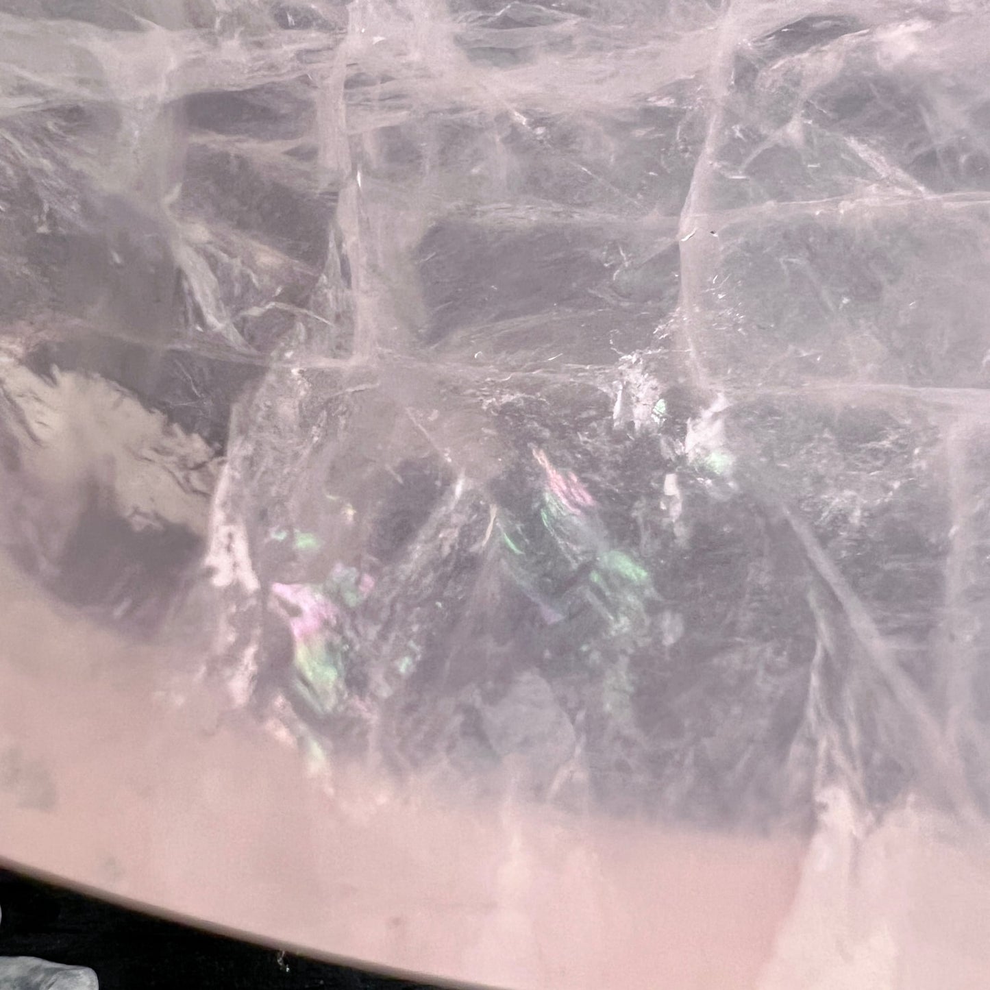 Rosenquarz Schale Madagaskar | Nahaufnahme | irisierendes Innenleben | Regenbogenreflexe | Happy Minerals